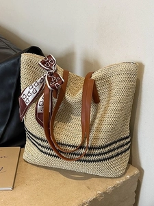 Grand sac cabas en paille tissée beige avec rayures noires et anses en cuir pour la plage