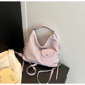 Détail du sac hobo tissé rose clair avec poche avant magnétique et double sangle