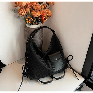 Détail du sac cabas en cuir PU noir avec texture tressée et cordon de serrage latéral
