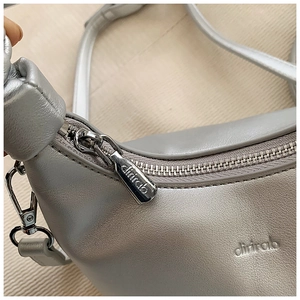Close-up of silver dumpling bag with lychee texture leather and dirirab metal zipper