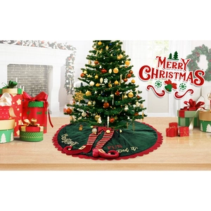 Dettaglio del tappeto per albero di Natale verde con gambe di elfo e ricami dorati