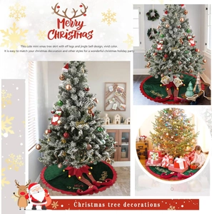 Dettaglio del mini tappeto per albero di Natale con gambe da elfo e campanellini