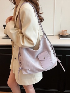 Sac fourre-tout tissé violet clair avec liens latéraux et poche à rabat sur mannequin