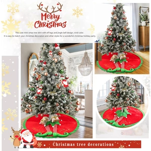 Dettaglio del tappeto per albero di Natale rosso con gambe da elfo e campanellini