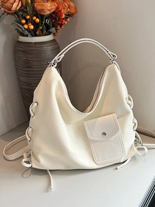 Grand sac hobo beige matelassé en cuir synthétique avec détails de cordon de serrage