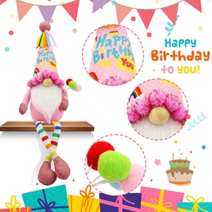 Detailansicht des Geburtstags-Gnomes mit rosa Hut und Happy Birthday-Aufdruck und Pailletten