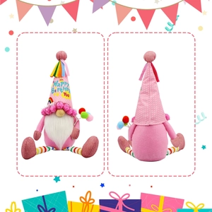 Detailansicht der Vorder- und Rückseite eines rosa Geburtstags-Gnomes mit Text