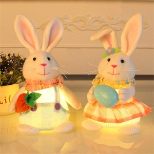 Ornement Peluche Lapin de Pâques Lumineux LED Statuette Lapin Debout Avec Carotte Œuf Peluche Douce Décoration de Fête Maison
