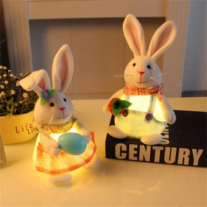 Paire de lapins de Pâques en peluche lumineux avec œuf coloré et carotte décorative