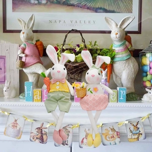 Detalle de muñecos de conejos de Pascua con zanahoria y cesta de flores en decoración festiva
