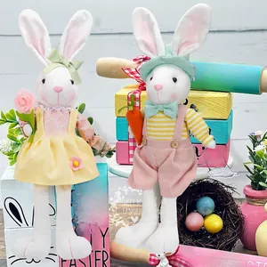 Détail de lapins de Pâques en peluche avec carotte, rose et panneau de bienvenue festif