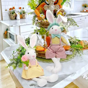Poupées lapins de Pâques en peluche avec carottes et fleurs pour décor de fête maison