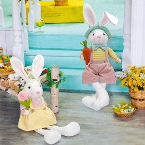 Détail de lapins de Pâques en peluche avec carotte et fleur sur escalier en bois bleu
