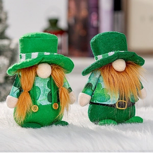 Detail von grünen St. Patrick's Day Zwergen mit Kleeblattmustern und Filzoberflächen