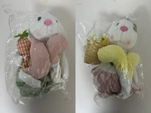 Detalle de conejitos de Pascua de peluche con zanahorias y cestas de flores para decoración