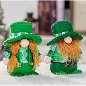 Detail von grünen St. Patrick's Day Gnomen mit Kleeblattmuster und orangen Zöpfen