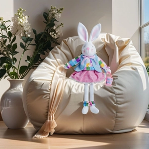 Poupée lapin de Pâques en peluche aux longues jambes avec tenue à carreaux et petit panier