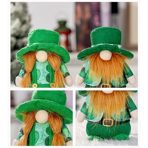 Detailaufnahme der St. Patrick's Day Gnome mit Plüschtextur und Kleeblatt-Mustern