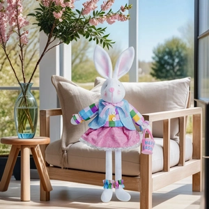 Détail de la peluche lapin de Pâques en robe de dentelle colorée tenant un seau festif