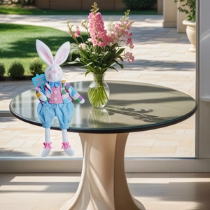 Détail de lapin de Pâques en peluche avec costume à carreaux et panneau Joyeuses Pâques