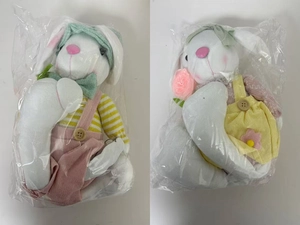 Détail de peluches de lapin de Pâques avec vêtements rayés et accessoires floraux