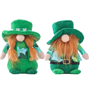 Grüne St. Patrick's Day Wichtel Plüschset mit Kleeblatt-Hüten und orangefarbenen Bärten