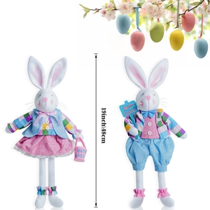Détail d'un couple de lapins de Pâques en peluche de 48 cm avec signes et paniers décoratifs