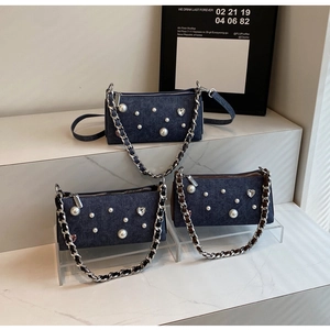 Détails de sacs d'épaule en denim bleu avec perles, strass et bandoulières chaînes
