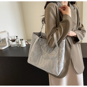 Silver-grey tote bag with wrinkled texture, HOOTO lettering and metal chain strap detail