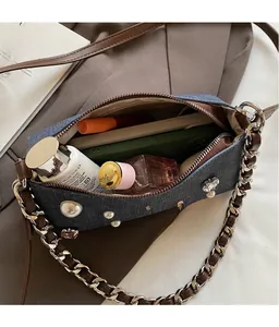 Vue intérieure du sac bandoulière en denim avec espace pour téléphone et cosmétiques