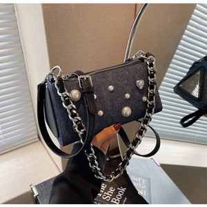 Détail du sac en jean bleu avec perles blanches et cristal cœur sur chaîne argent