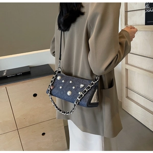 Détail du sac sous l'aisselle en denim avec perles, strass en cœur et chaîne argent