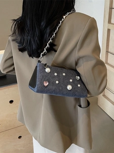 Sac sous le bras en denim tendance avec perles, cristaux de cœur et bandoulière chaîne