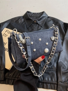 Sac sous le bras en denim bleu foncé avec perles blanches et chaîne en argent