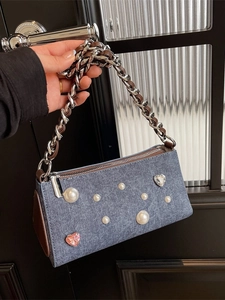 Sac sous le bras en denim bleu avec perles blanches, strass coeur et chaîne argent