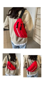 Detailansicht der roten Canvas-Brusttasche mit weißem Schriftzug und verstellbarem Gurt