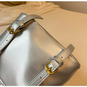 Dettaglio dello zaino trapuntato argento con texture in pelle PU e fibbie dorate