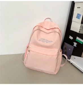 Vista dettagliata dello zaino in nylon rosa con tasca laterale e scomparto con zip