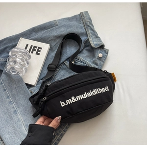 Detailaufnahme der schwarzen Umhängetasche aus Nylon mit Stickerei auf Denim-Stoff