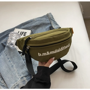 Detailansicht der olivgrünen Canvas-Gürteltasche mit weißer Stickerei und Doppelreißverschluss