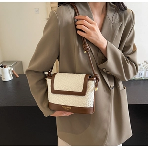 Détail du sac bandoulière bicolore tissé avec lettrage Fashion & Bag Est. 1995