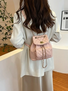 Mini zaino in pelle trapuntata rosa con spallacci a catena dorata e chiusura a girello