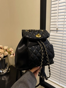 Zaino elegante in pelle nera trapuntata con catena dorata e chiusura a girello