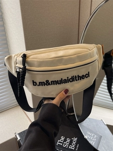Lässige beige Canvas-Umhängetasche mit sportlichem Buchstabendruck und schwarzem Gurt