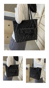 Gros plan du sac fourre-tout noir à texture froissée et poche décorée d'un nœud