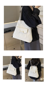 Détail d'un sac à dos blanc multifonctionnel avec poche à nœud et texture gaufrée