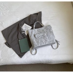 Sac fourre-tout argenté avec texture froissée métallique et détail de nœud élégant