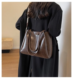 Dettagli borsa tote marrone vintage con tracolla larga in jacquard rimovibile e stile