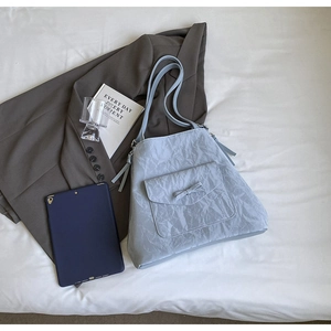 Sac fourre-tout plissé bleu clair avec nœud dans un décor de style de vie élégant