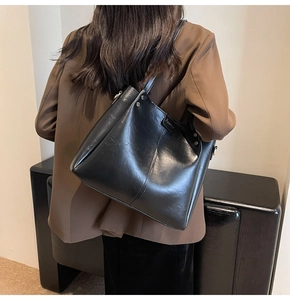 Dettaglio della borsa tote vintage nera in ecopelle con trama screpolata e borchie in metallo
